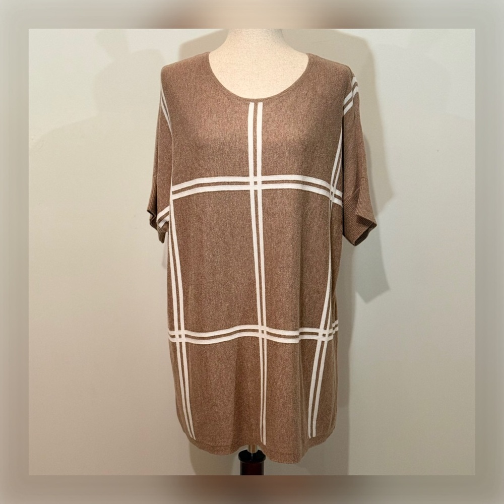 ANN TAYLOR Cotton Short Sleeve Sweater Top in Taupe with White Geometric Accents